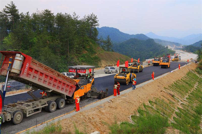 岳武、滁马等在建高速进入沥青路面施工阶段
